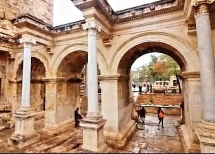 Tarihi Kaleici Muethis Konum Deniz Yakini Uygun Fiyat Huzurlu Ev